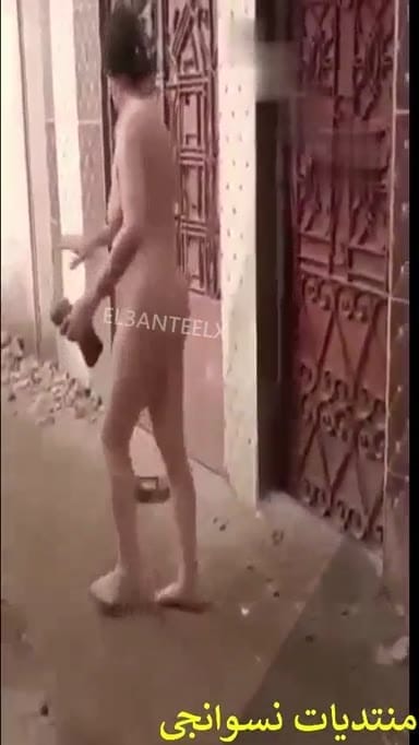 سكس من الروائع – شرموطه مصريه تقلع كل هدومها ملط فى الشارع وهى بتتخانق فى مع الناس ويصوروها