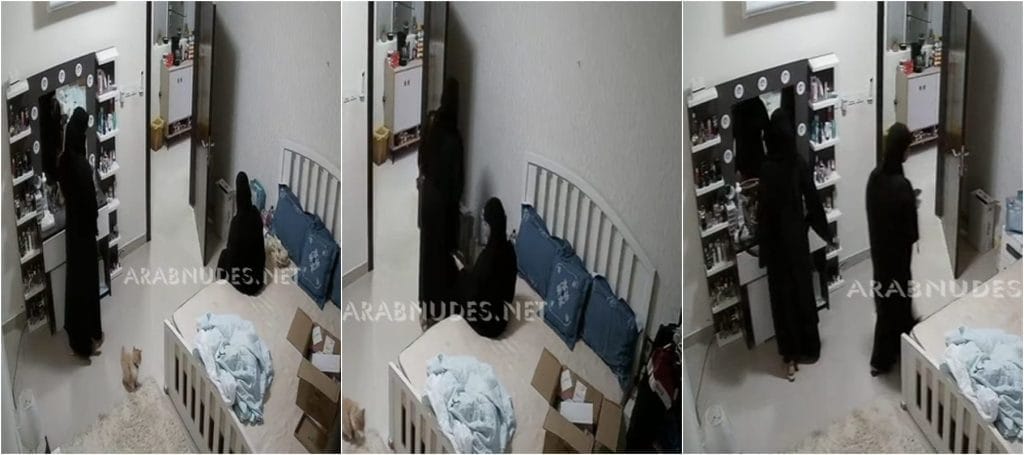 سكس سعودي ديوث بيصور اخواته البنات في اوضة النوم