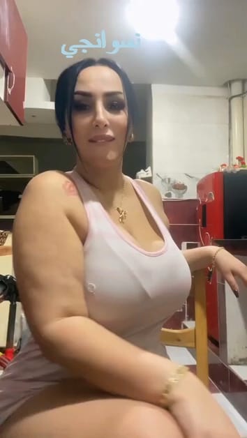 سكس القحبة الخليجية قمرهم تتعرى في اللايف وتستعرض طيزها الكبير على التانجو 5 – سكس الظلام