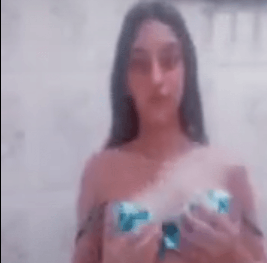 منتدي سكس العرب شرموطه مصريه العسوله نوره بعود فرنساوى تعرض وتدعك وتمتع عشيقها بجسمها الاوزى من الحمام