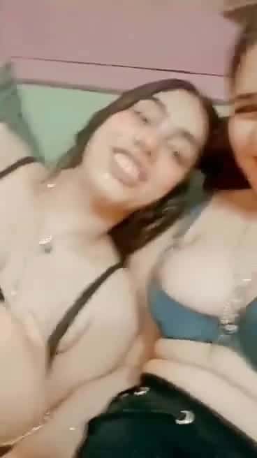 شرموطتين مصريين ملبن قشطه بالبراهات وحلمتها طالعه بره يتنافسو وتقولها بزى احلى ولا بز دنيا وتشخر واخر لبونه