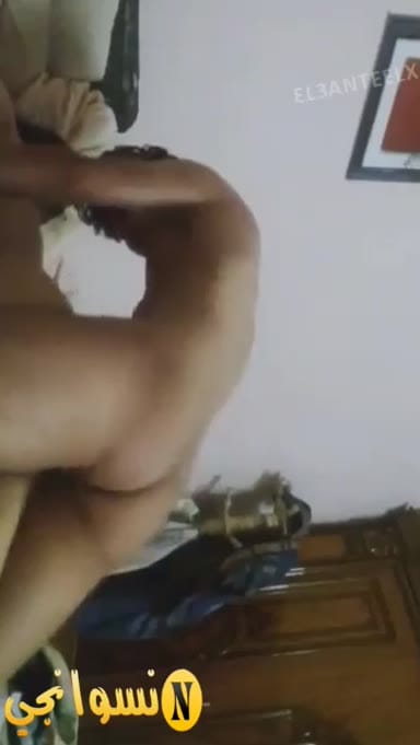 البت تقوله بس بقى مش قادرة و تتوجع اوى فشخها نيك خلفى بنت مصريه مع شاب صاحبها راكبها وضع خلفى و ينطرهم علي طيزها