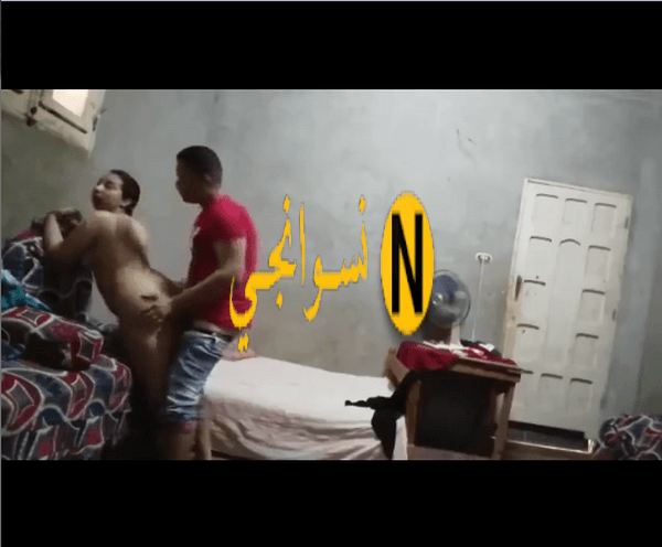الفيلم الكامل والرايق لجوز الحبيبه الواد العنتيل يحط متناكته على الكنبه يلحس كسها وينيكها بعنف لغاية ما ينطرهم جواها