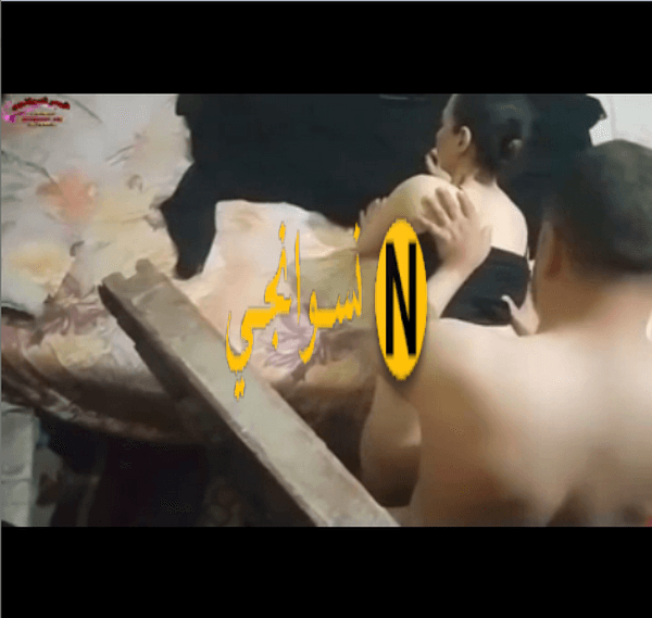 المتناكة حاطه الكاميرا على الدولاب تصور عنتيلها وهوا منيمها على السرير على بطنها وماسكها من وسطها وشغال هبد ونياكة فى كسمها ممتعها
