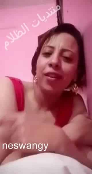 رساله غراميه لميلف مصريه بلدى لعشيقها من على السرير بقميص النوم