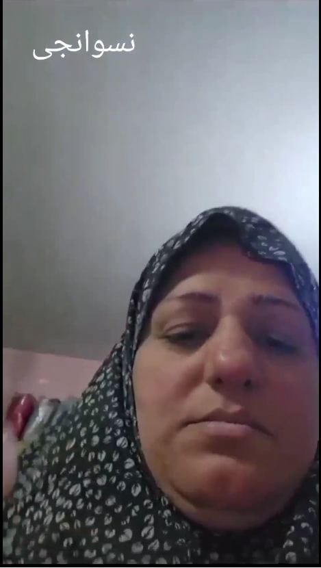 ست كبير شكلها محترمة بس لوحدها طلعت شرموطه بتفرج عشيقها صاحب ابنها على لحم جسمها