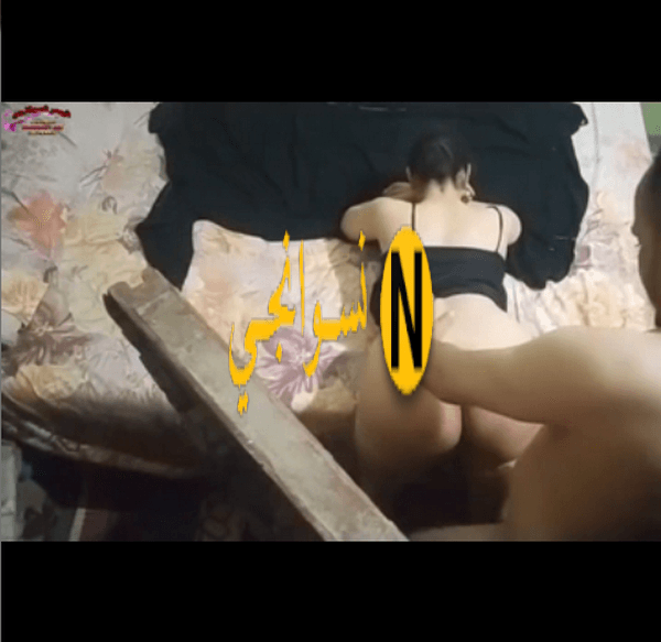شرموطه هيوجة اوى نايمه على بطنها وواخده زبر عشيقها فى قعرها الواد مفترى ماسك كسها مورمه نياكه بزبره لغاية ما جابهم وعشرها