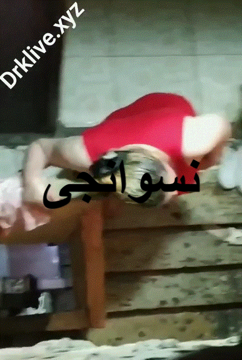 منحرف مصرى يتجسس على جارته الميلف من سلم العماره قدام شقتها بقميص النوم الاحمر وفلقه بزازها