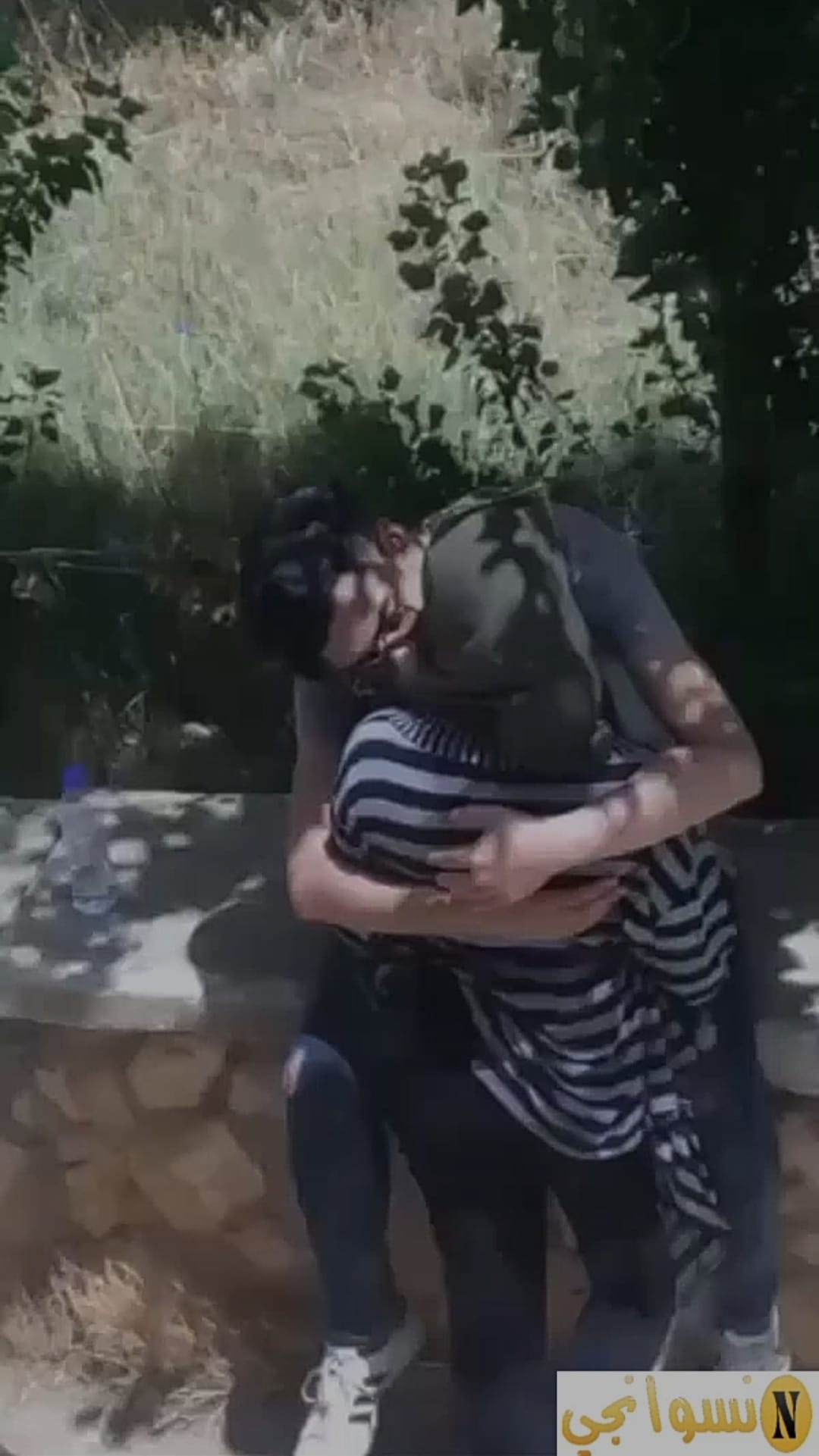تجسس علي واد هايج زانق صاحبته الشرموطة في الجنينة يبوس و يقفش فيها