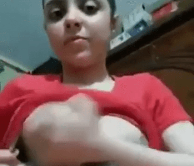 سكس شرموطه مصريه عشرينيه اسماء قافله على نفسها الاوضه وتلعب فى بزازها وحلماتها وترضع فيهم وتمتع عشيقها