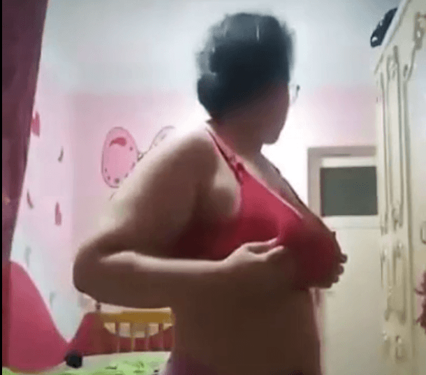 سكس شرموطه مصريه ميلف بلدى اربعينيه مربربه تقلع عبايه البيت فى اوضه نومها لحد الملط لعشيقها وتمتعه بجسمها