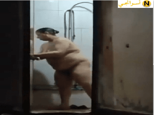 جديد يادى الفضيحة ملفاية مصرية بلدى واقفة ملط عشان بتستعد تاخد دش و تدى أبنها الغسيل و الميه و تقوله عاوز تانى و مش عارفه انه الديوث بيصورها