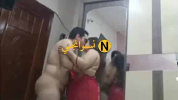 راجل فاجر جايب جارتو الملفاية المربربة عندو في الشقة يقفش و يرضع فى بزازها و هى تمص بتاعه و حاجه اخر هيجان ودلع