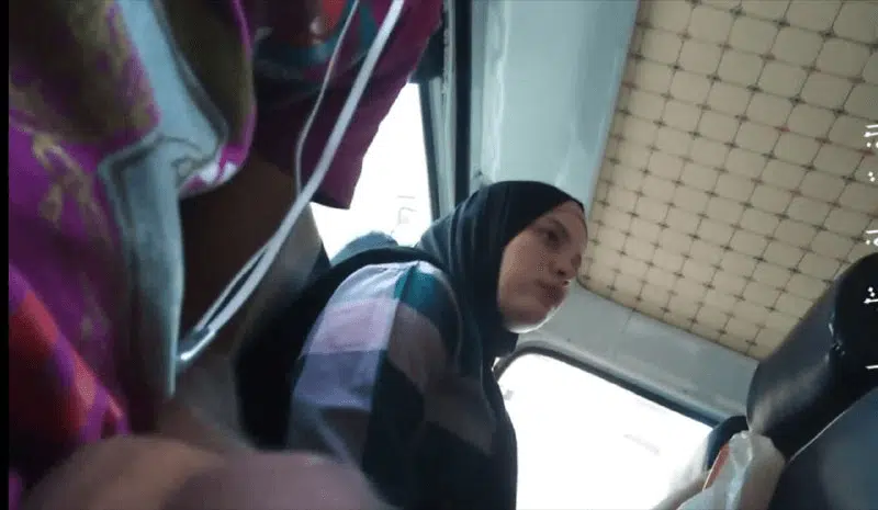 مصري مطلع زبرة في المواصلات ويلعب فية وجمبة بنت محجبة