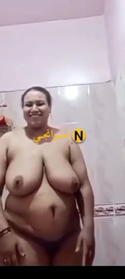 سكس الظلام ست فلاحة كبيرة جسمها مربرب بتكلم حبيبها مكالمة فديو وتفرجو علي تضاريس جسمها البلد الفلاحي في الحمام