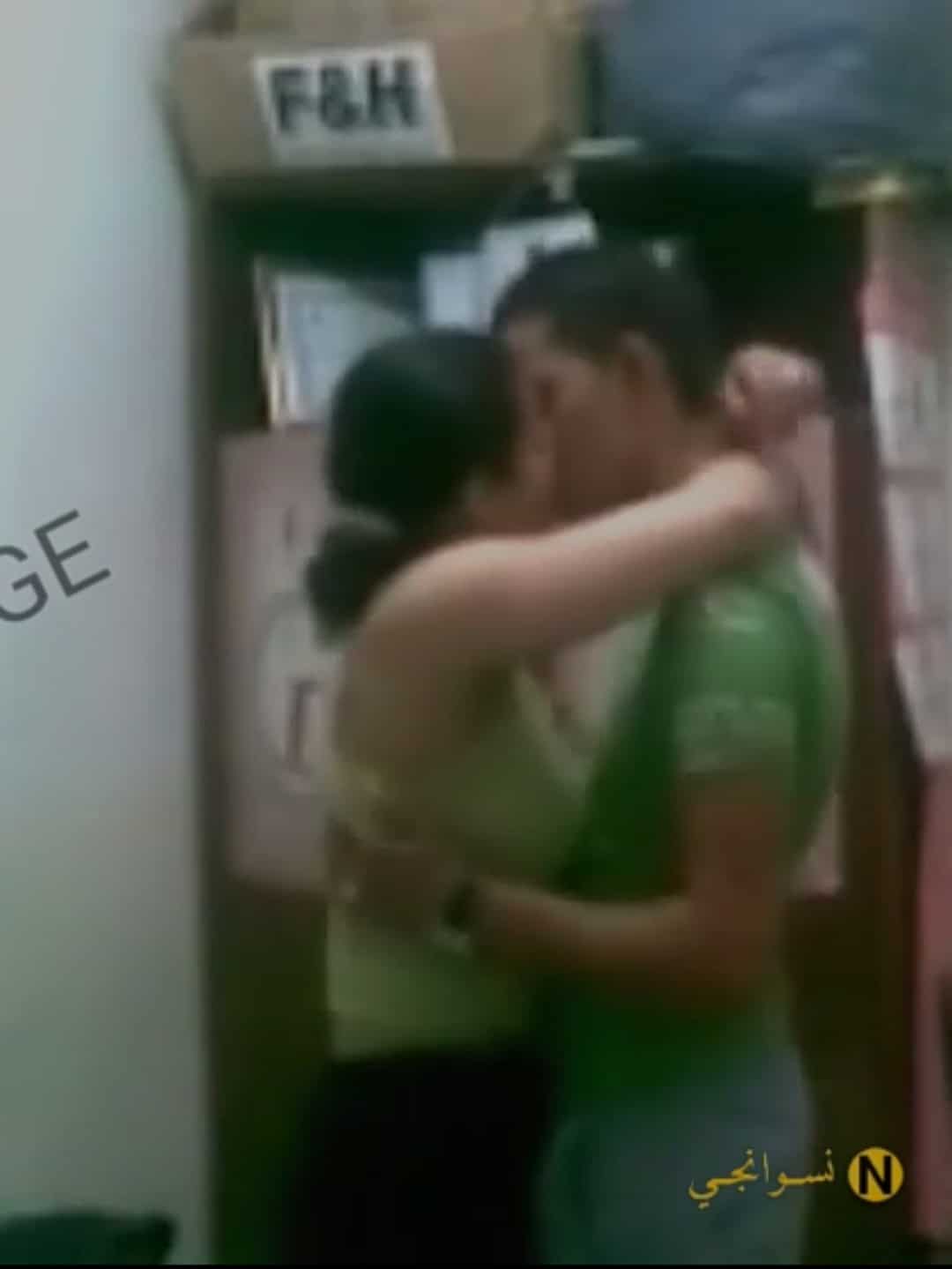 سكس العرب جديد واد فاجر جايب صاحبته البيت يبوسها و يقلعها تمصله زبره و يدقره في طيزها ينيكها