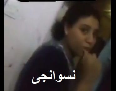 سكس جديد مصرى الواد واقف وراه منها وعمال يلحس ويلعب في كسها وخلاها تقفل الباب عشان اختها سماعتك واسمع اختها الصغيره بتقولها ايه
