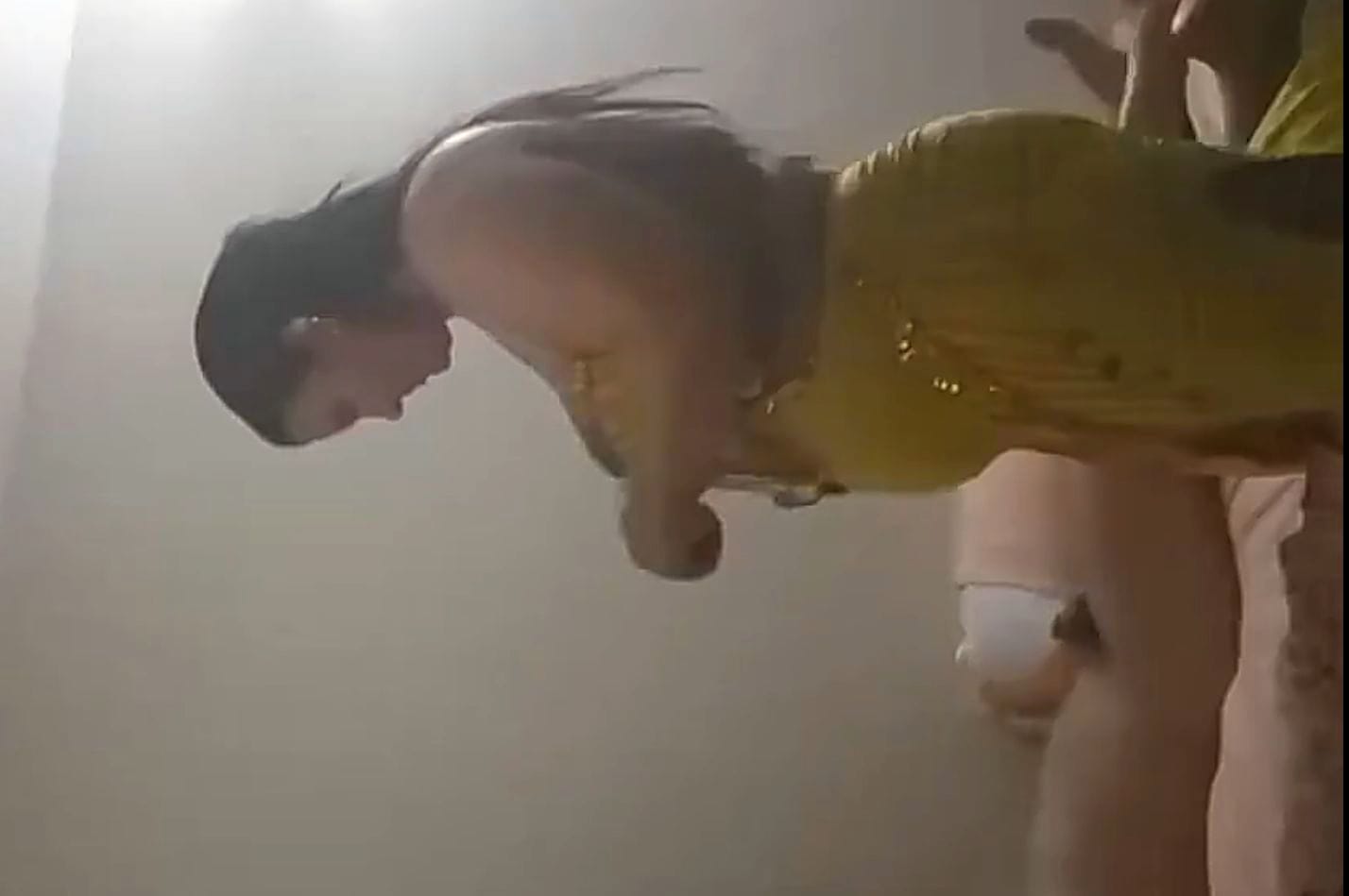 سكس سهرة نيك شرموطة مصرية مربربة ساعة الا ربع مع راجل عنتيل تقلع وتعمله مساج و يركبها ينزل دعك و نيك فيها ع السرير