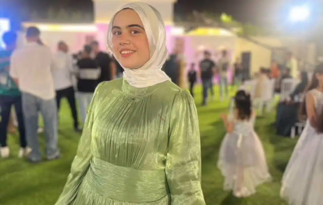 سكس مصري 2026 لبنت زي القشطة تمص زبر ابن خالتها فوق السطح في عشة الحمام بزازها لبن نيك بنت كوم اللبن